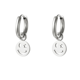 RVS (stainless steel) kleine creolen met smiley hanger. Zilverkleurig