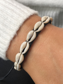 Textiel gevlochten zachte armband met naturel schelpjes.