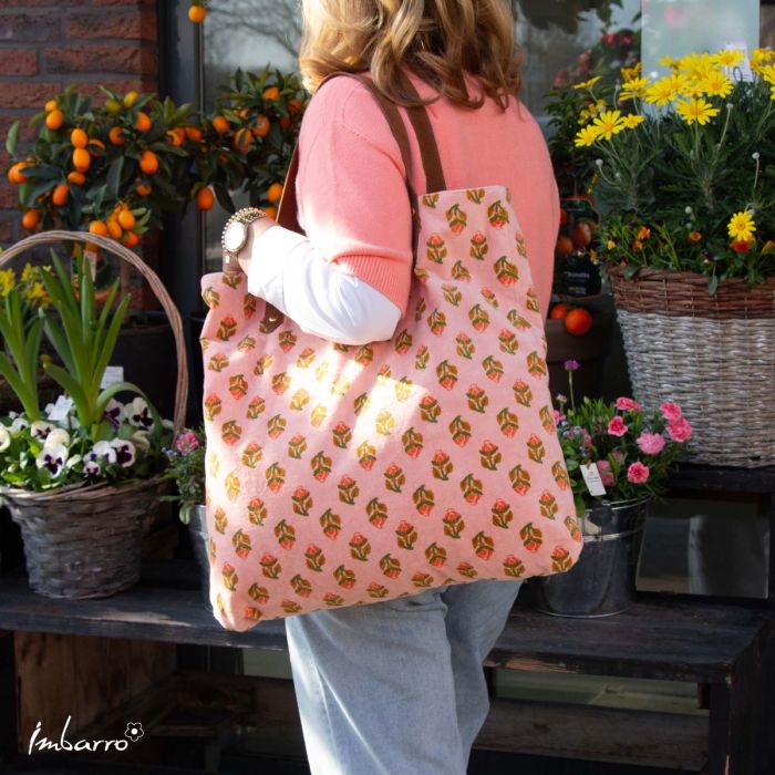Mooie fluwelen shopper Lovely Flowers van Imbarro. Zalm