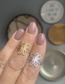 RVS (stainless steel) bloemen ring met smiley. Zilver of goud