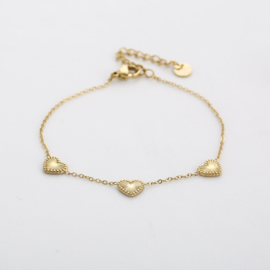 RVS (stainless steel) armband met bewerkte hartjes. Goudkleurig.