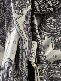 Lila satijn groot Paisley dessin / grafisch dessin. Couture sjaal.