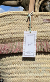 HANDMADE Grote strandtas, beachbag riet. Franje. Oudroze bloemen/vogel afdekstof.