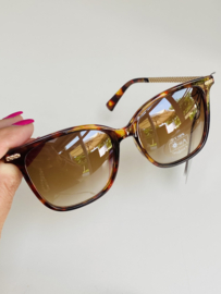 Bruine “schildpad” zonnebril met gouden details.
