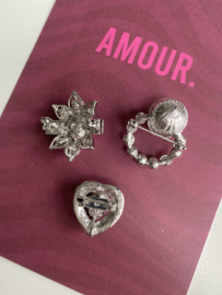 Set van 3 kleine broches. Wit / zilver.