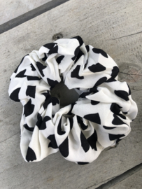 Scrunchie grote stippen / vlekken. Wit-zwart