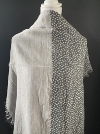 Lichtgewicht langwerpige cheetah sjaal. Dubbelzijdig. Licht grijs.