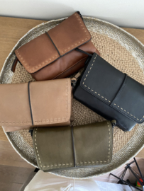 Bag2Bag. Mooie kleine tas met klep Pori. 4 kleuren.
