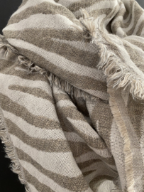 Lichtgewicht zebra dessin sjaal. 3-hoek vorm.  Licht taupe - offwhite