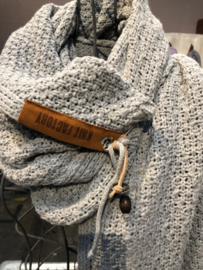 Sjaal Luna, van het mooie merk Knit Factory. Lichtgrijs.