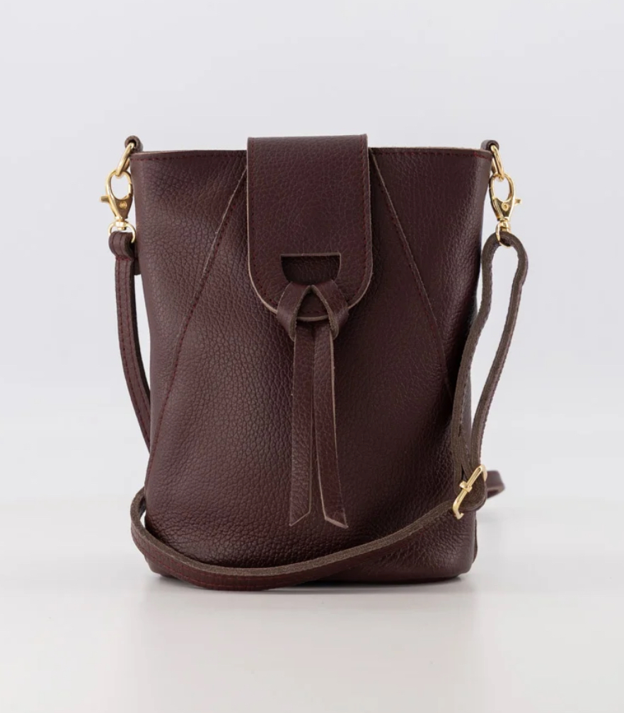 Crossbody kleine tas met knoop klepje. Bordeaux. Echt leer.