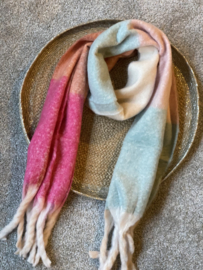 Langwerpige  dikke soft sjaal in kleur blokken. Blauw / ecru / oranje / fuchsia