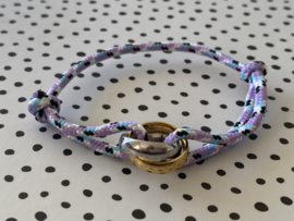 Gekleurd touw armbandje met grote bi-colour RVS (stainless steel) ringen. Lila combi
