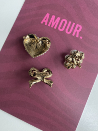 Set van 3 kleine broches. Wit / antiek goud.