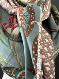 Blauw-groen / felgroen bloem dessin / taupe geografische print achterkant. Couture sjaal.