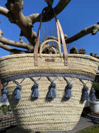 HANDMADE Grote strandtas, beachbag riet. Franje. Licht blauwe bloemen/vogel afdekstof.