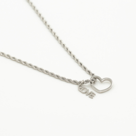 Stainless steel ketting, bedels “hart” en “love”. Zilverkleurig.