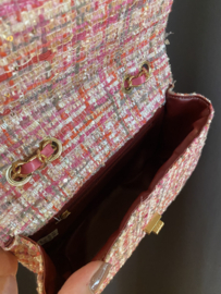 Bouclé tas à la Chanel met ketting hengsel. Roze combi.