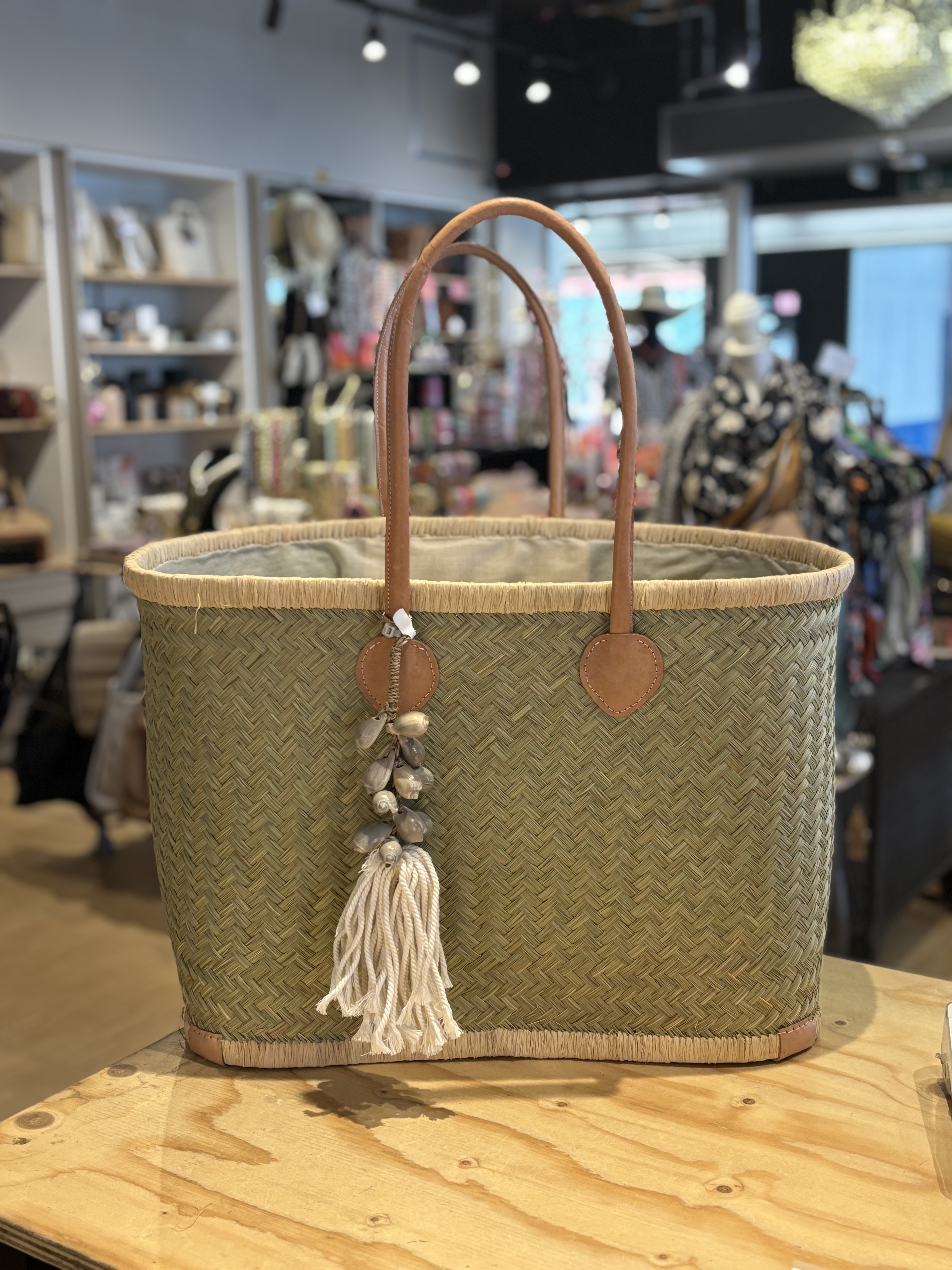 Mooie grote mand / beach bag / shopper naturel. Maat XL. + Schelpen hanger.