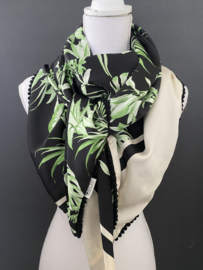 Groot groen bloem dessin met ecru randpatroon ,  couture sjaal.