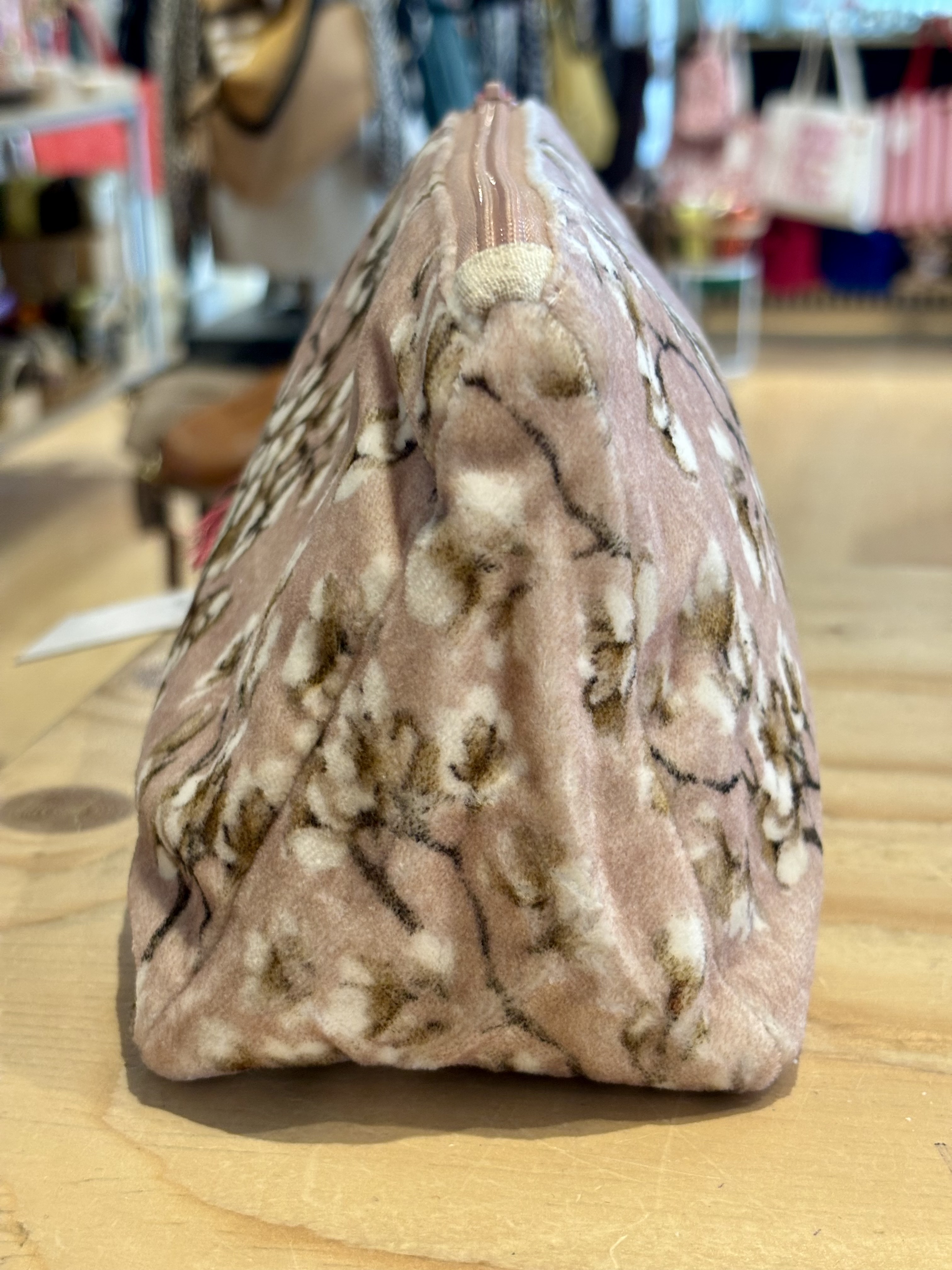 Super zachte velvet toilettas / pennen etui? Oud Roze met bloesem takjes.
