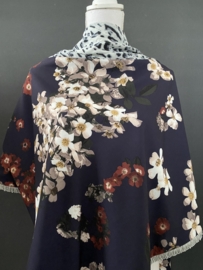 Wat dikkere sjaal: Groot bloem patroon (crepe)  / Grijs panterdessin,  dikkere couture sjaal.