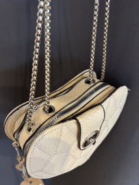 Imitatie leren tasje hart. Crème wit. Dubbele ritsen. Zilver.