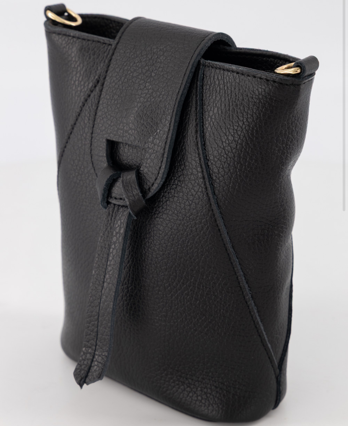 Crossbody kleine tas met knoop klepje. Zwart. Echt leer.