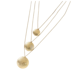 Lange ketting, 3 laags, van RVS (stainless steel). Bewerkte cirkels. Goudkleurig.