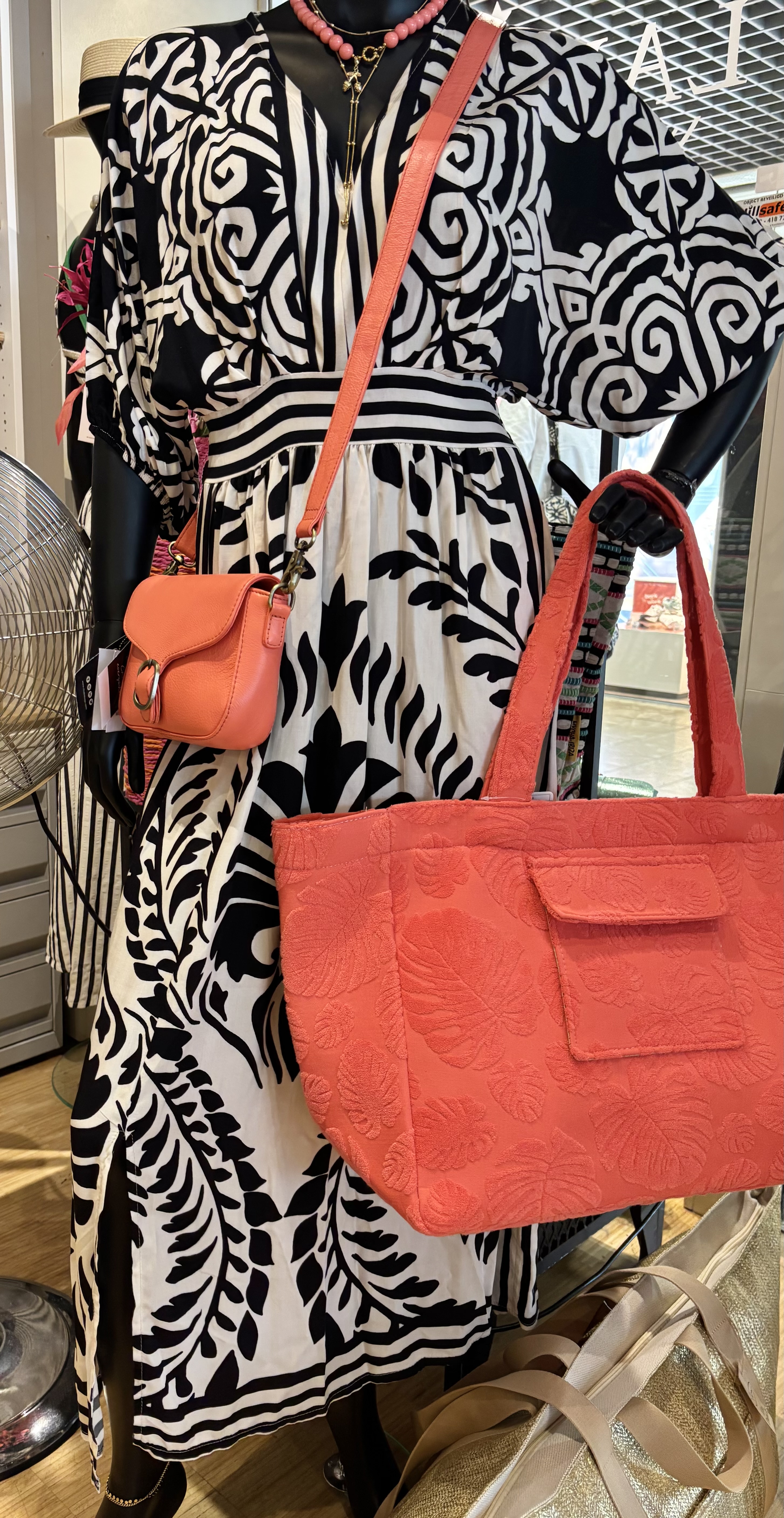 Lange jurk, zwart - offwhite met mooie print.