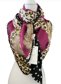 Cerise satijn stof met chique print  / zwart-wit stip dessin. Couture sjaal