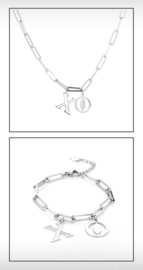 RVS (stainless steel) ketting grove schakel. Bedel “X O” Zilverkleurig.