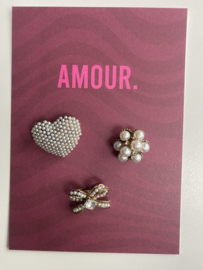 Set van 3 kleine broches. Wit / antiek goud.