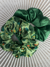 Set van 2 scrunchies.  1 uni - 1 dessin. Groen