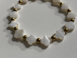Elastieken Armband van parelmoer klaver kralen + stainless steel goud.