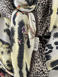 Zacht geel grote bloemen / panter print - mini panter dessin, couture sjaal.
