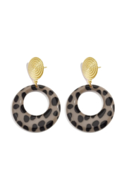 Grote ronde oorbellen, Gouden steker met bruin gestipt kunststof hanger.