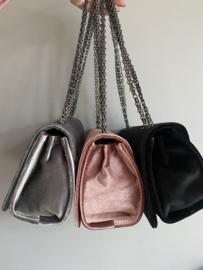 Medium velvet (fluweel) tas met ketting band. 3 kleuren.