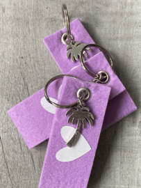 Sleutelhanger lila vilt. Met hart print en palmboom bedel.