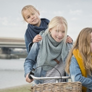 Sjaal/omslagdoek KIDS MAAT van het mooie merk Knit Factory.  Oud Blauw