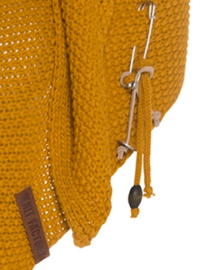 Sjaal/omslagdoek Coco van het mooie merk Knit Factory.  Okergeel
