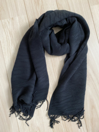 Lange soft sjaal Plissé ribbel. zwart.