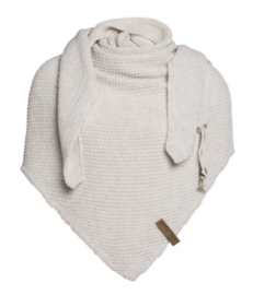 Sjaal/omslagdoek Coco van het mooie merk Knit Factory.  Zand / wolwit / beige 