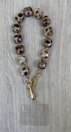 Telefoon sieraad / hanger Grove bruine kralen met print.