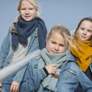 Sjaal/omslagdoek KIDS MAAT van het mooie merk Knit Factory.  Grijs