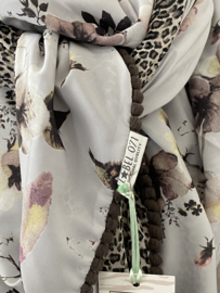 Lichtgrijs bloemen patroon / taupe mini panter. Couture sjaal.