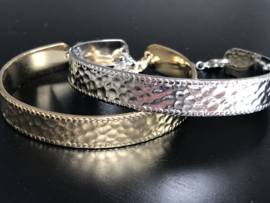 RVS (stainless steel) bangle armband. Hamerslag/panter patroon. Zilverkleurig.