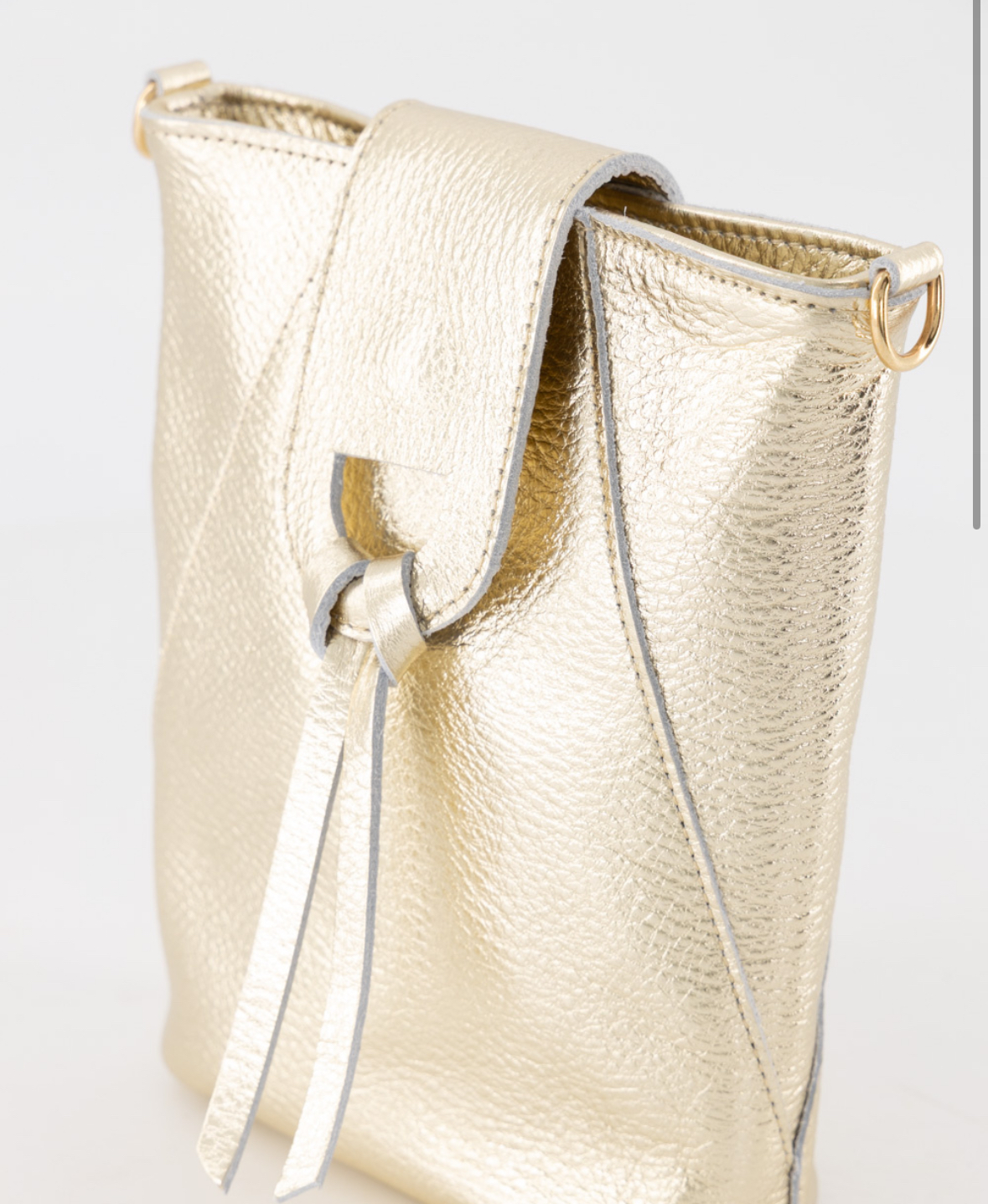 Crossbody kleine tas met knoop klepje. Goud. Echt leer.
