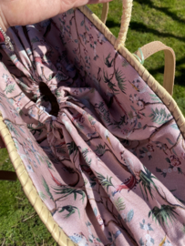 HANDMADE Grote strandtas, beachbag riet. Franje. Oudroze bloemen/vogel afdekstof.