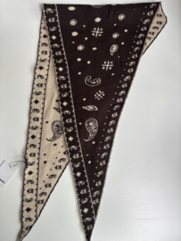 Mini driehoek sjaal. Bruin-Crème met paisley.